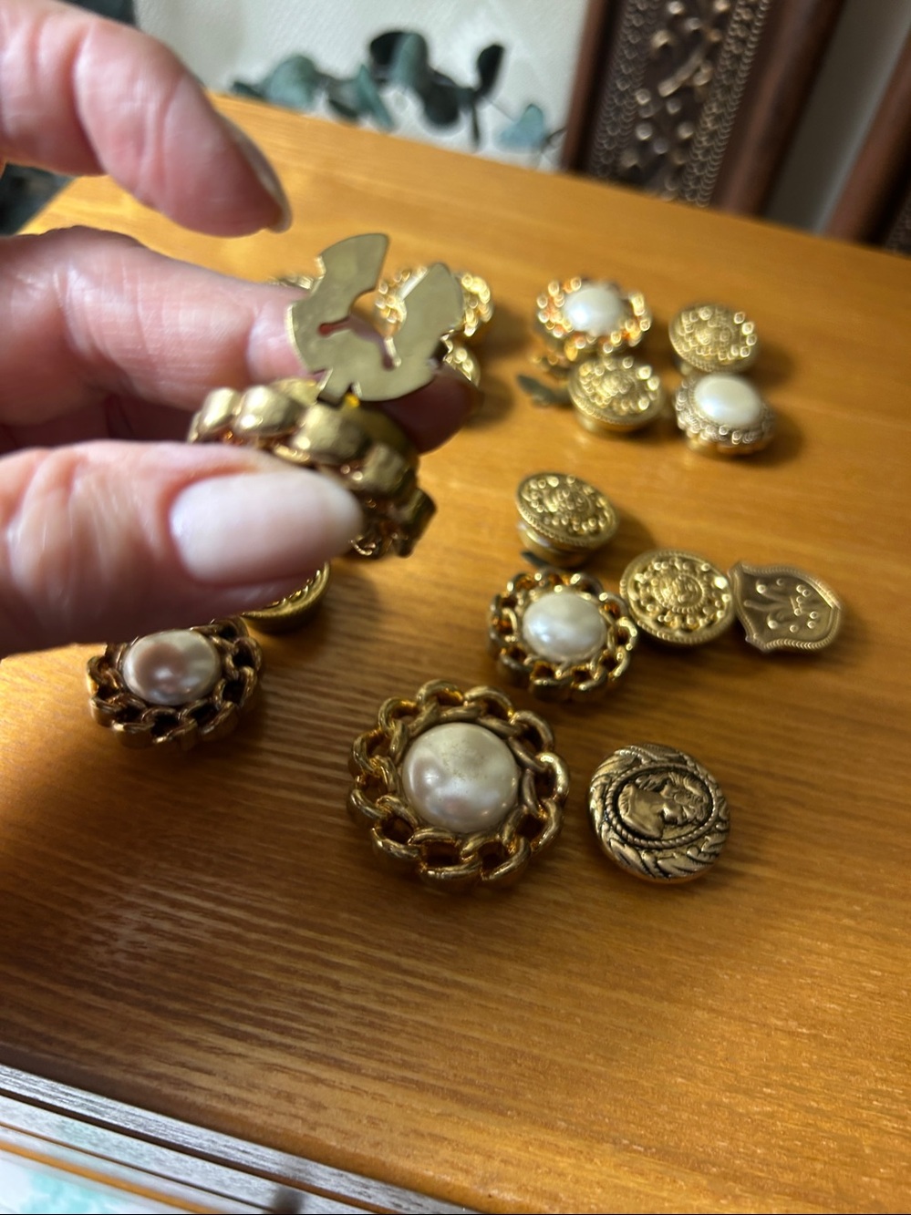 Assorted vintage antique Gold-Tone Buttons covers. - Picture 5 of 5